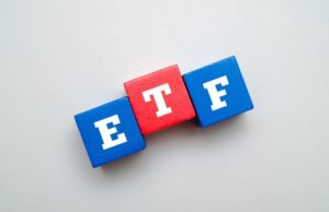 Bitcoin ETFs Lose $696 Million as Blackrock and Fidelity Lead Broad Crypto Selloff