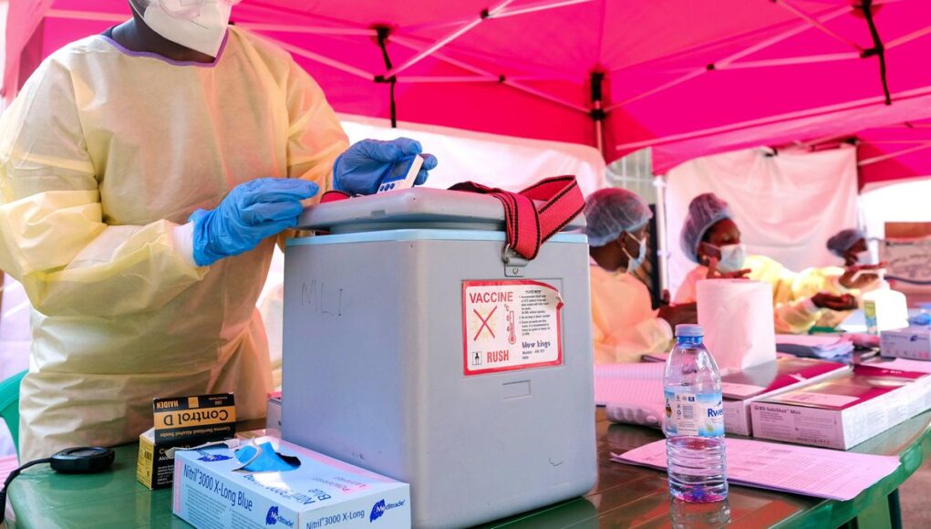 science_ebola_AP25034672987672.jpg